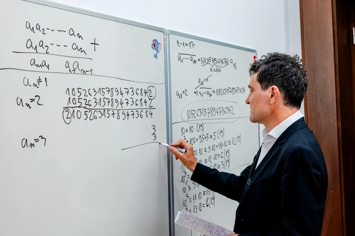 Nicușor Dan, rezolvând problema de matematică FOTO: Facebook/Nicușor Dan