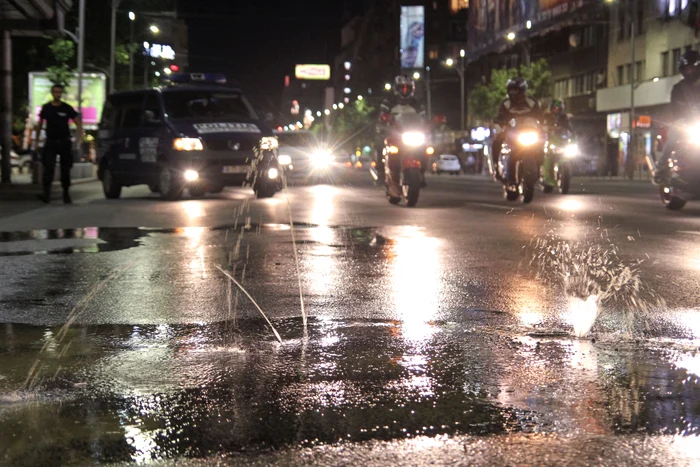 
    Polițiștii sosiți la fața locului au închis două benzi de circulație de pe bulevardfoto: Inquam  