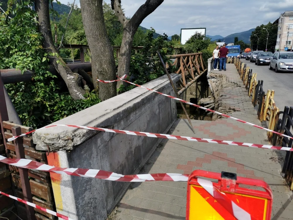 O parte a podului de peste Cuiejdi, la Piaţa Centrală, s-a prăbuşit în august anul trecut FOTO ŞtiriNeamţ.ro