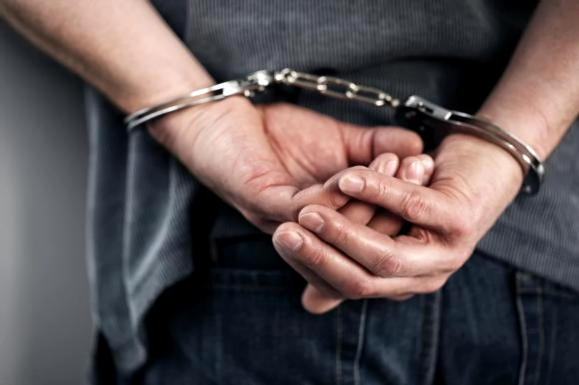 
    Profesorul din Botoșani acuzat că a violat o elevă a fost reținut de polițiștifoto: arhiva Click!  