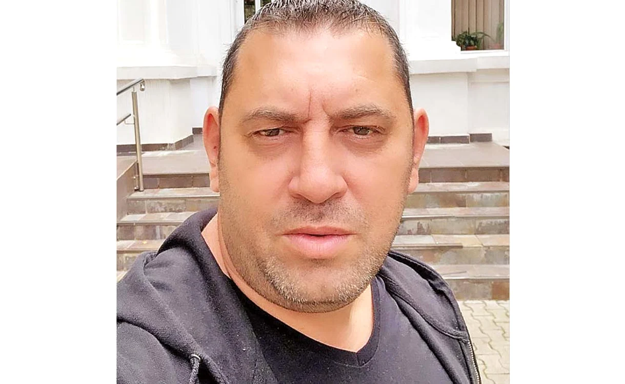 
    Interlopul Florin Vais, selfie în faţa IPJ Iaşi, cu o zi înainte de flagrant  