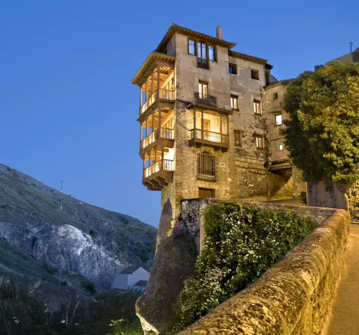 Casele suspendate fac din Cuneca un oraș unic. Foto: Getty Images 