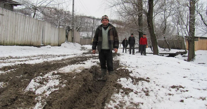 Oamenii din localitatea vasluiană Movileni nu au drumuri şi apă potabilă dar au carduri de sănătate microcipate FOTO Sabina Ghiorghe