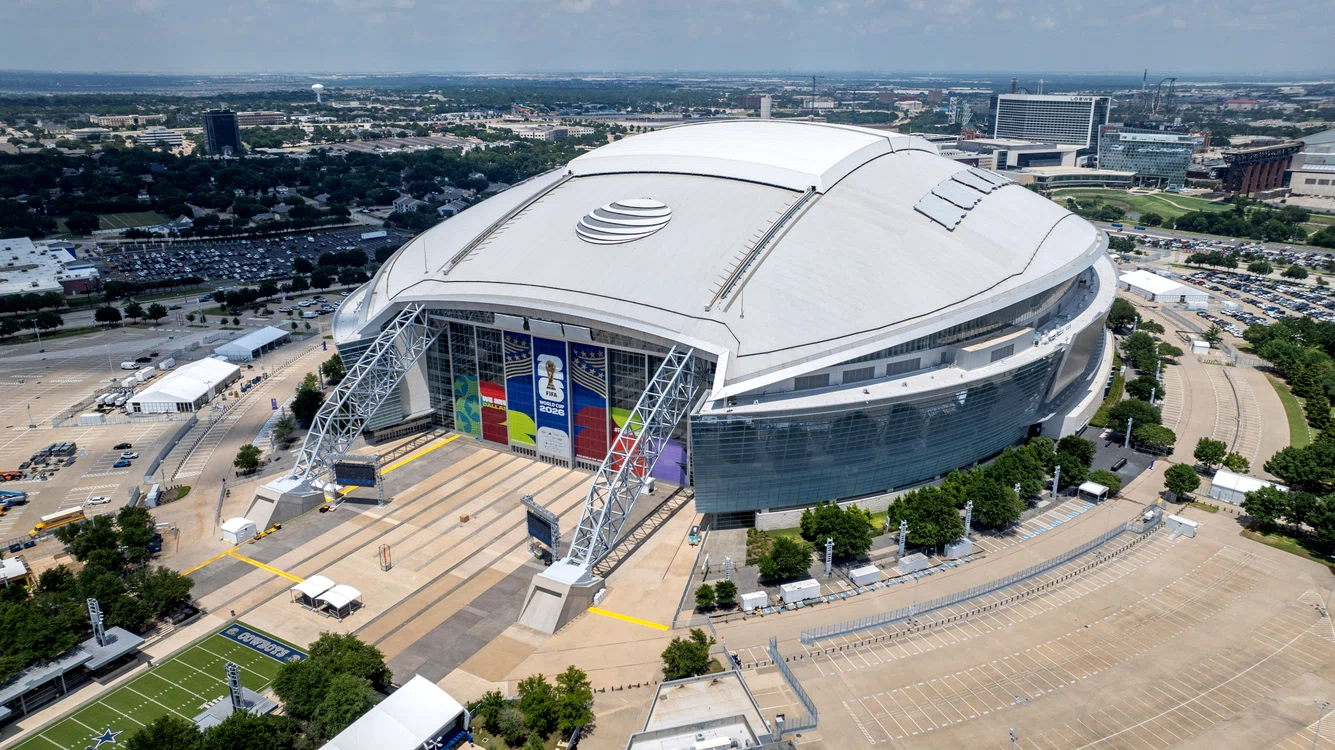 Stadionul din Dallas are acoperiș retractabil și peste 70.000 de locuri în tribune (Foto: EPAImages)