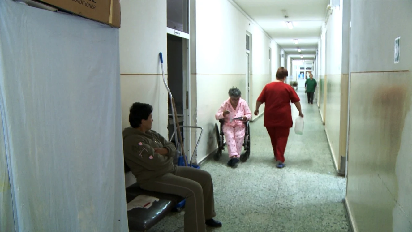 Deşi de astăzi ar fi trebuit să putem avea acces la orice spital din UE pe banii statului, autorităţile au anunţat că deocamdată nu au pus la punct toate cerinţele impuse de Directiva Europeană