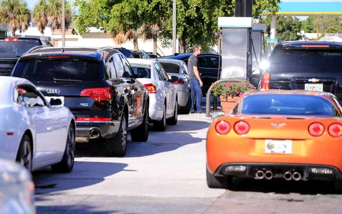 În Florida s-au format cozi enorme la benzinării Foto: GettyImages