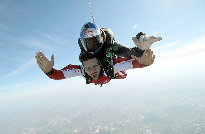 
    Dorian Popa s-a aruncat în gol la aerodromul din Clinceni  