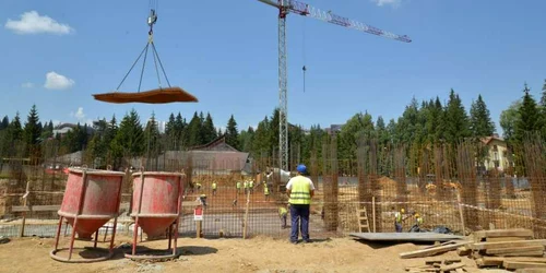 Construcţie centru agrement Poiana Braşov. FOTONIKON