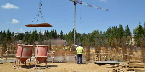 Construcţie centru agrement Poiana Braşov. FOTONIKON
