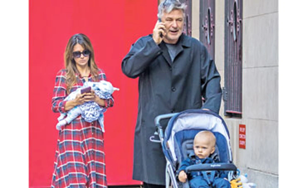 
    Alec şi Hilaria Baldwin au fost recent surprinşi împreună cu cei doi copii mai mici în New YorkFoto: Hepta  