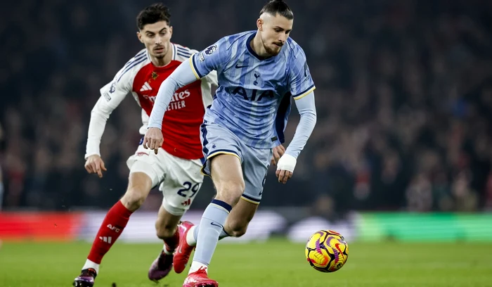 Radu Drăgușin (dreapta), integralist în cel mai recent meci din Premier League (FOTO: EPA)