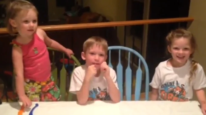 
    Gunner alături de surorile sale mai mici (captură Youtube)  