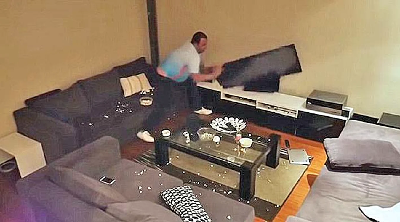 Soţia închide tv-ul şi el îl ia la şuturi
