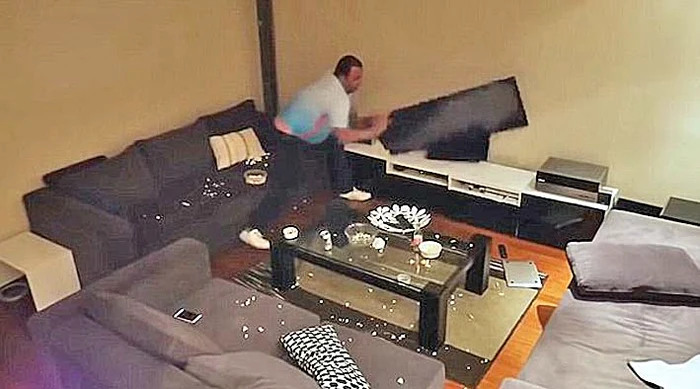 Soţia închide tv-ul şi el îl ia la şuturi