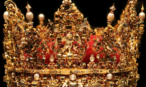 Tiare, coroane, mitre   o istorie a podoabelor de pe capetele monarhilor  jpeg