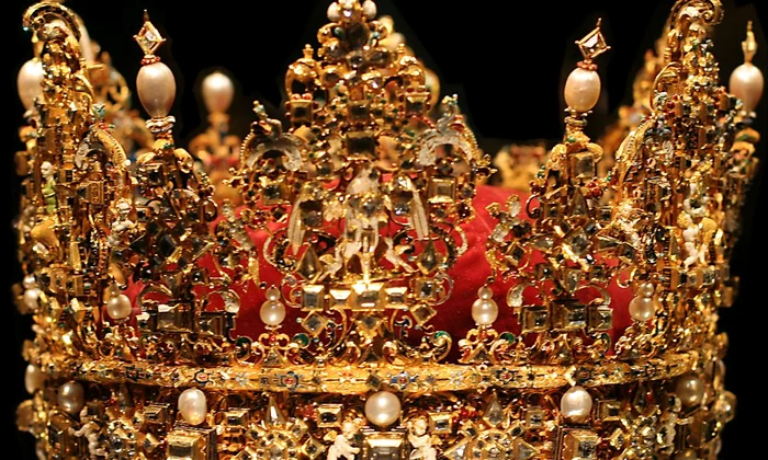 Tiare, coroane, mitre   o istorie a podoabelor de pe capetele monarhilor  jpeg