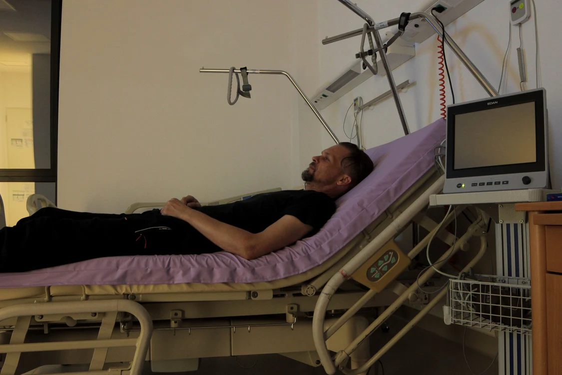 Nicu Stănescu, pe un pat de spital FOTO: Arhivă Personală