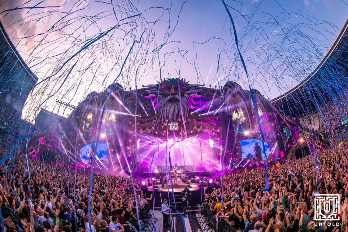 FOTO Untold
