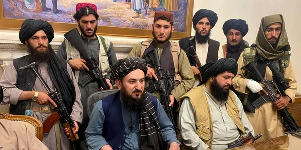 Talibanii în palatul prezidenţial de la Kabul