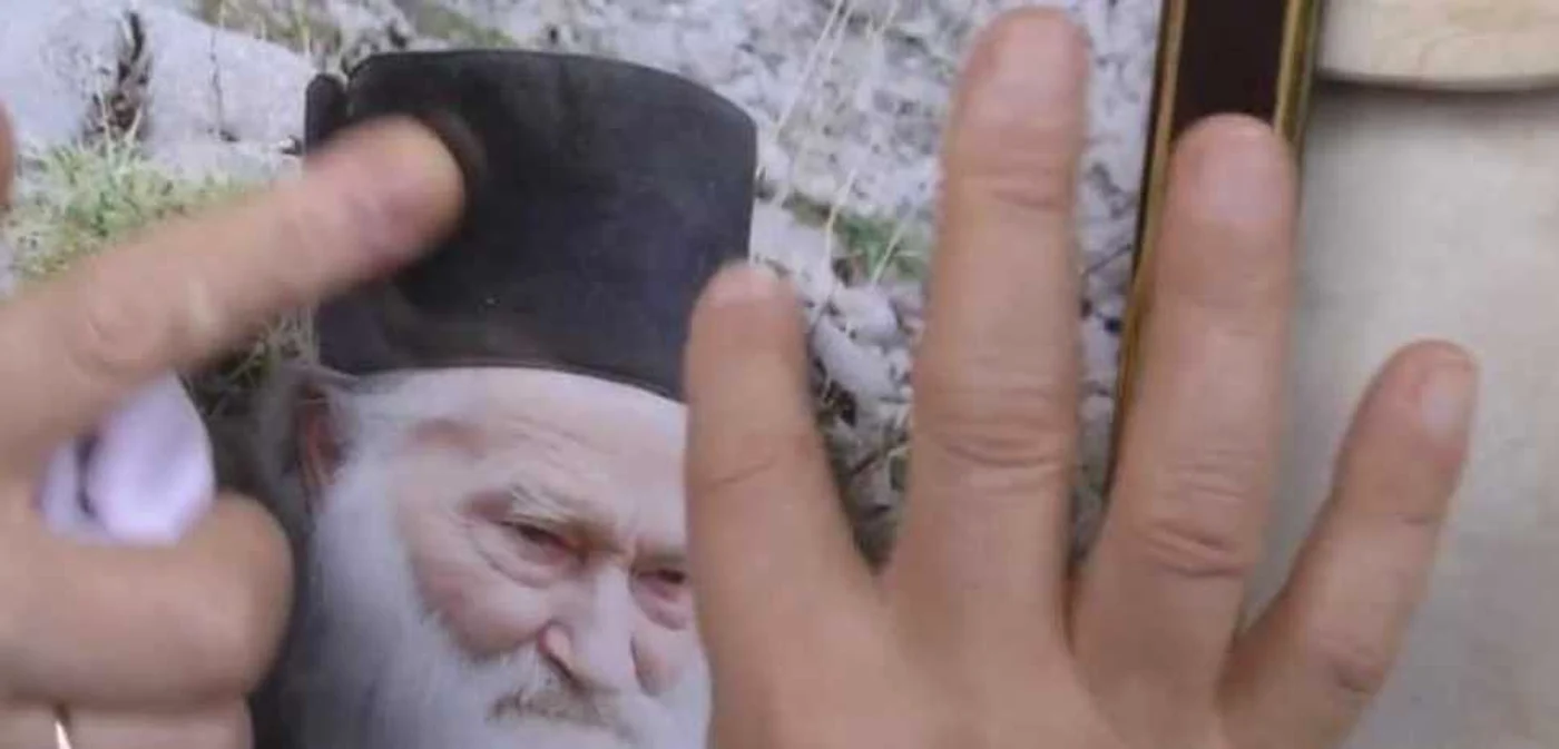 Credincioşii au simţit că din fotografia de pe cruce izvora mir sursa FOTO: captura video