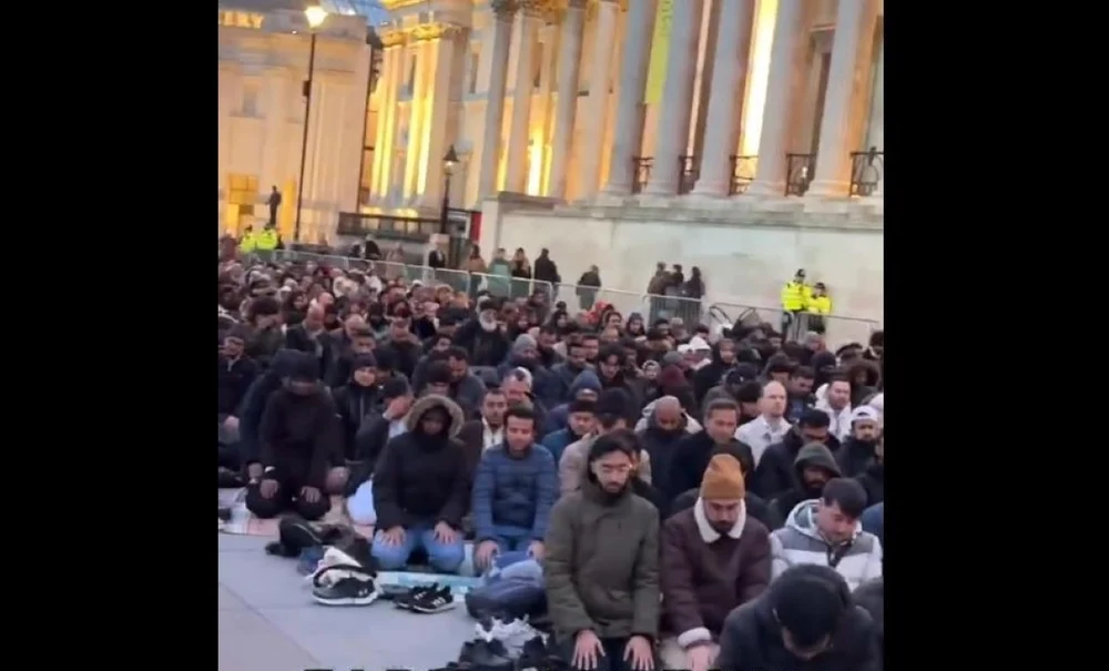 Scandal politic în Marea Britanie, după o rugăciune colectivă de Ramadam în Piaţa Trafalgar din Londra