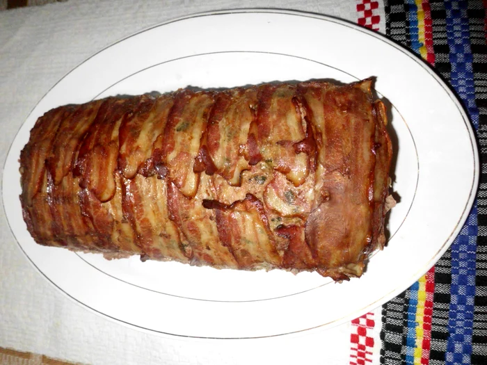 
    Ruladă învelită în bacon  