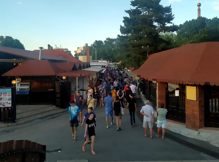 
    Pe faleză, turiștii se înghesuie  la șaorma și la porumb fiert  