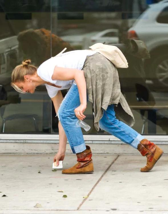 Cameron Diaz  adună gunoaie în Beverly Hills