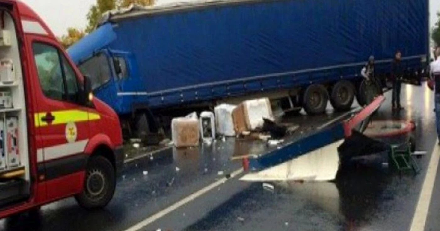 Autocamionul s-a răsturnat  într-o curbă, la Morăreşti. Foto Sursa Ta