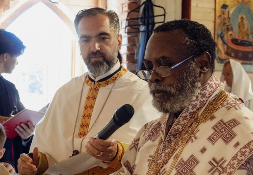 Un mitropolit din Uganda a fost adus de fostul preot Ciprian Mega pentru a-i sfințit biserica. Episcopia Oradiei condamnă gestul