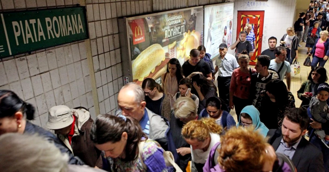 Echipajele Inspectoratului pentru Situaţii de Urgenţă Bucureşti-Ilfov s-au deplasat, vineri dimineaţă, la staţia de metrou Piaţa Romană, pentru a acorda îngrijiri medicale unor călători