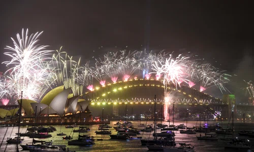 Focurile de artificii au luminat portul şi celebra clădire a Operei din Sidney jpeg