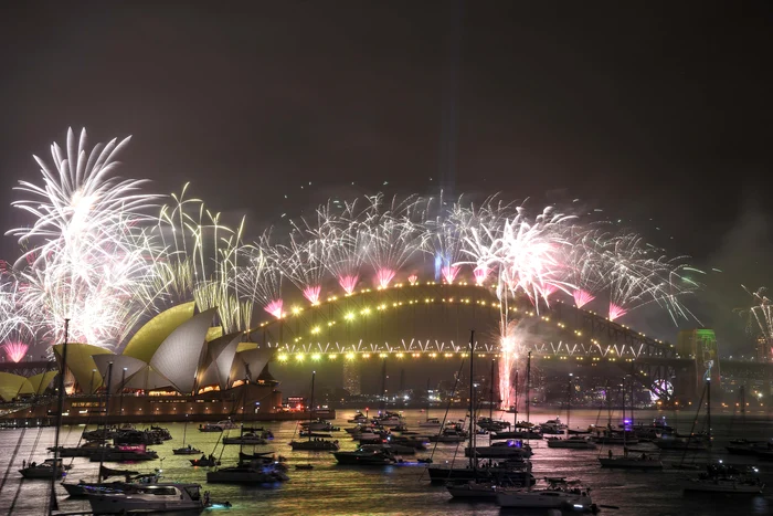 Focurile de artificii au luminat portul şi celebra clădire a Operei din Sidney