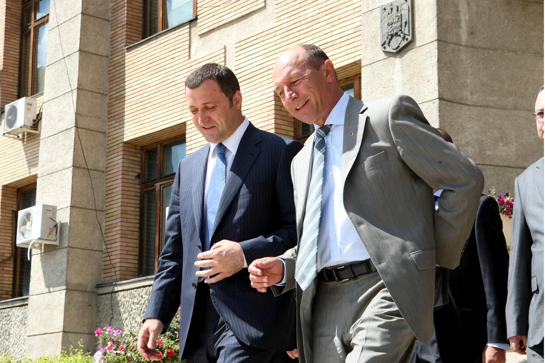 Preşedintele României, Traian Băsescu, alături de premierul Republicii Moldova, Vlad Filat