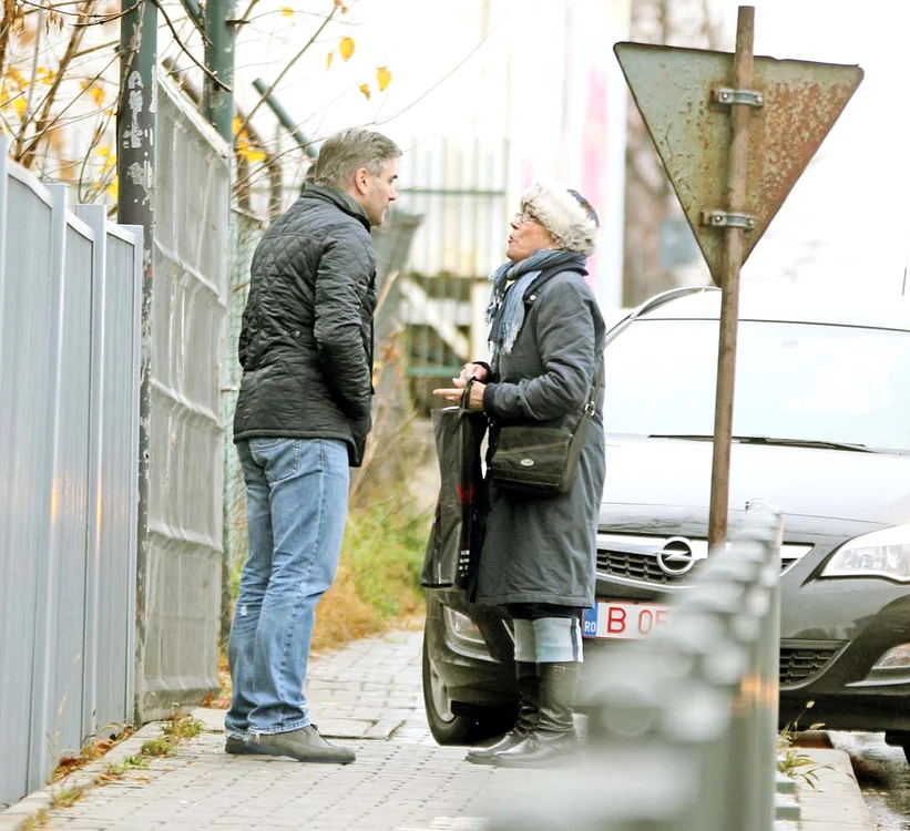 
    Galant, dar distant, Mircea Radu ascultă până la sfârşit declaraţiile admiratoarei salefoto: Mihai Ionescu  