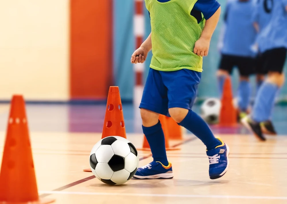 Se lansează prima oră de sport imersivă într-o școală din București, un sistem educațional care poate preveni abandonul școlar