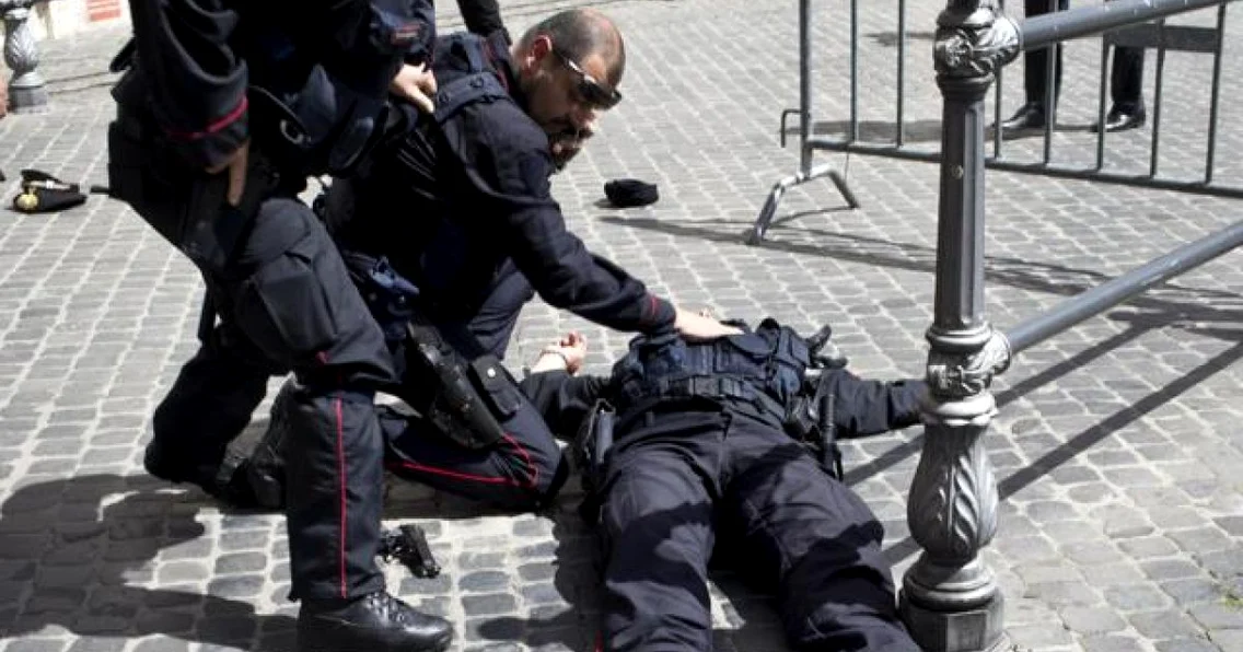 Împuşcături în faţa palatului Chigi  foto La Stampa