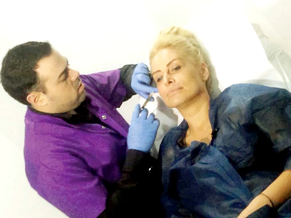 Vica a stat cuminte cât timp medicul i-a făcut injecţii în ten