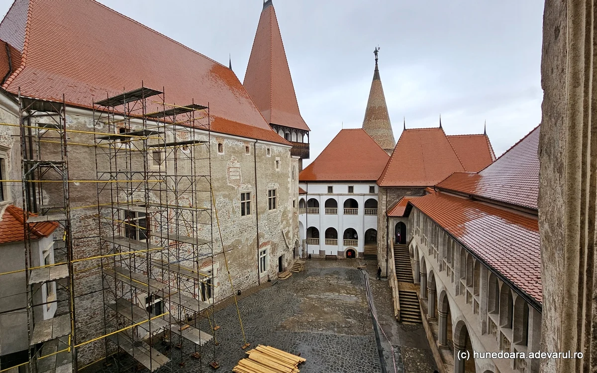 Curtea interioară a castelului Corvinilor. Foto: Daniel Guță. ADEVĂRUL