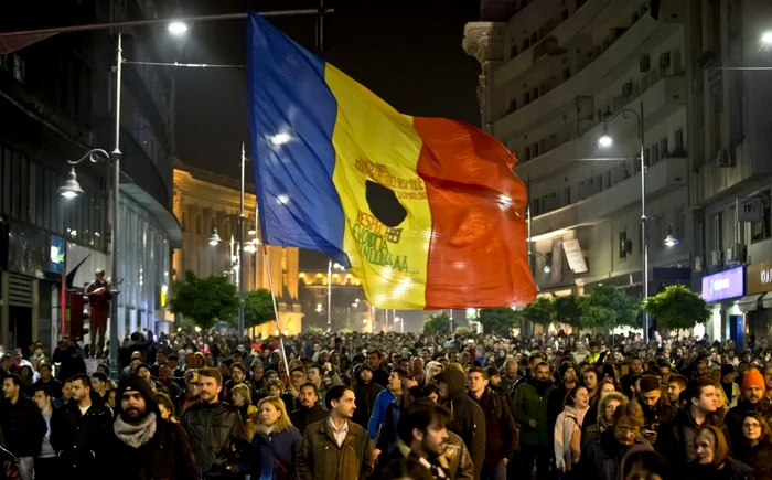 Oameni strânşi la protest după tragedia de la Colectiv. FOTO AP