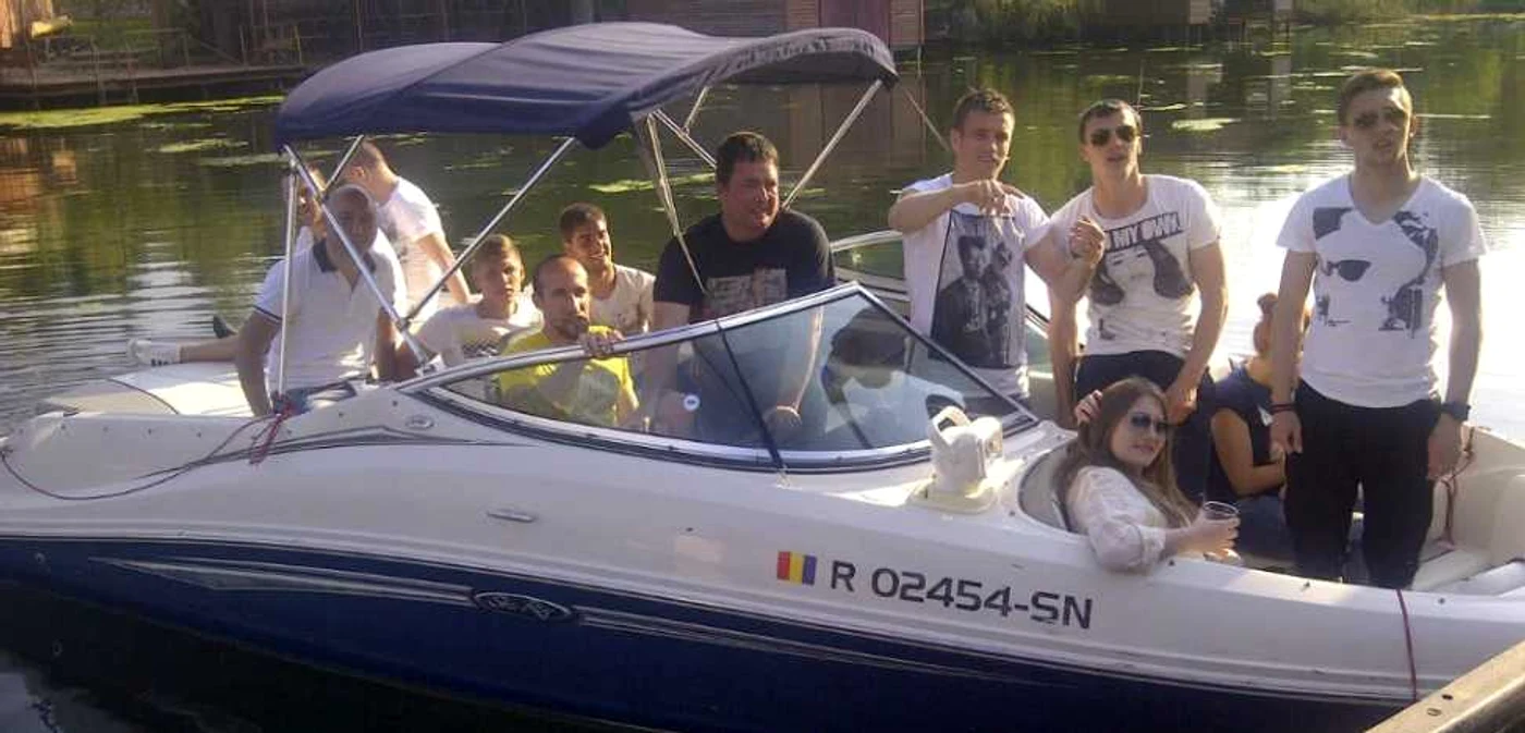 Râpă, Chiricheş, Pintilii, Latovlevici ies cu barca pe lacul Snagov FOTO: FACEBOOK