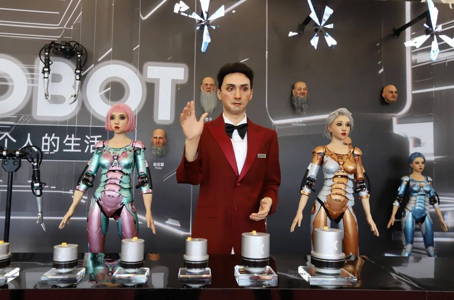 China vrea să producă în masă roboți umanoizi până anul viitor
