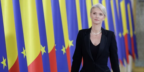 Miniștrii guvernului Ciolacu sosesc la Palatul Victoria după depunerea jurământului de învestitură, în București. FOTO Inquam Photos / Octav Ganea