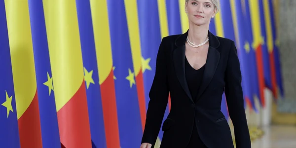 Miniștrii guvernului Ciolacu sosesc la Palatul Victoria după depunerea jurământului de învestitură, în București. FOTO Inquam Photos / Octav Ganea