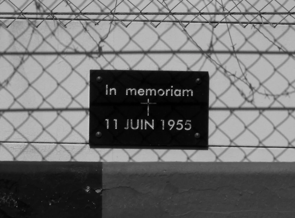 Placă memorială pe circuitul de la Le Mans (© Stevingtonian / Wikimedia Commons)
