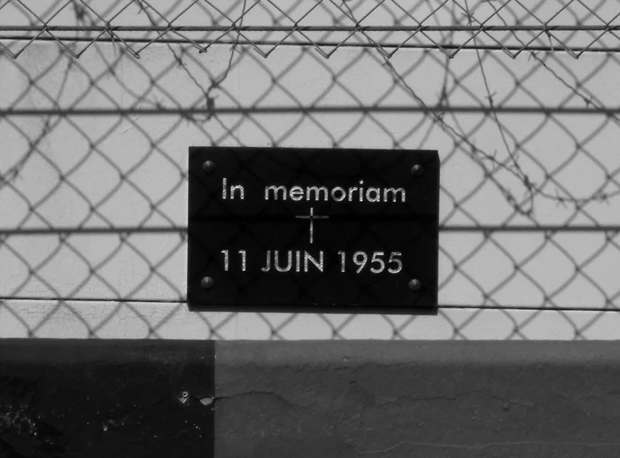 Placă memorială pe circuitul de la Le Mans (© Stevingtonian / Wikimedia Commons)