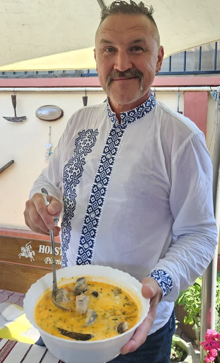 Eduard Acsente prepară storceac dupa metoda traditională Arhivă personală