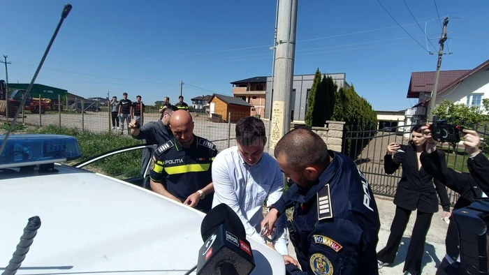 Tânărul a fost încătușat și dus la Poliție pentru audieri FOTO Monitorul de Suceava