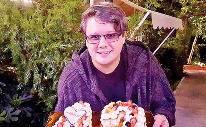 
    Fuego  a primit  un tort  aniversar  special   