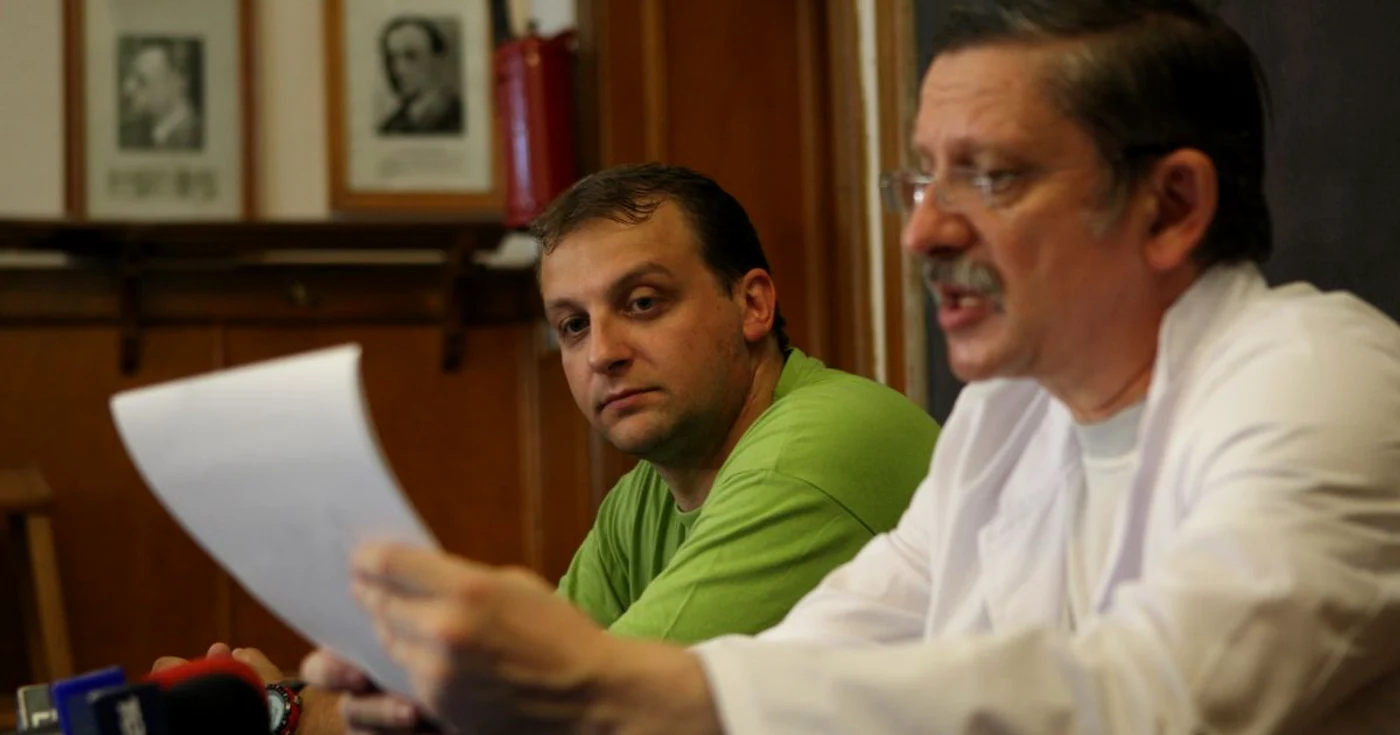 Liviu Nichiforel, tatăl copilului, şi Mircea Onofriescu, managerul Maternităţii "Cuza Vodă"